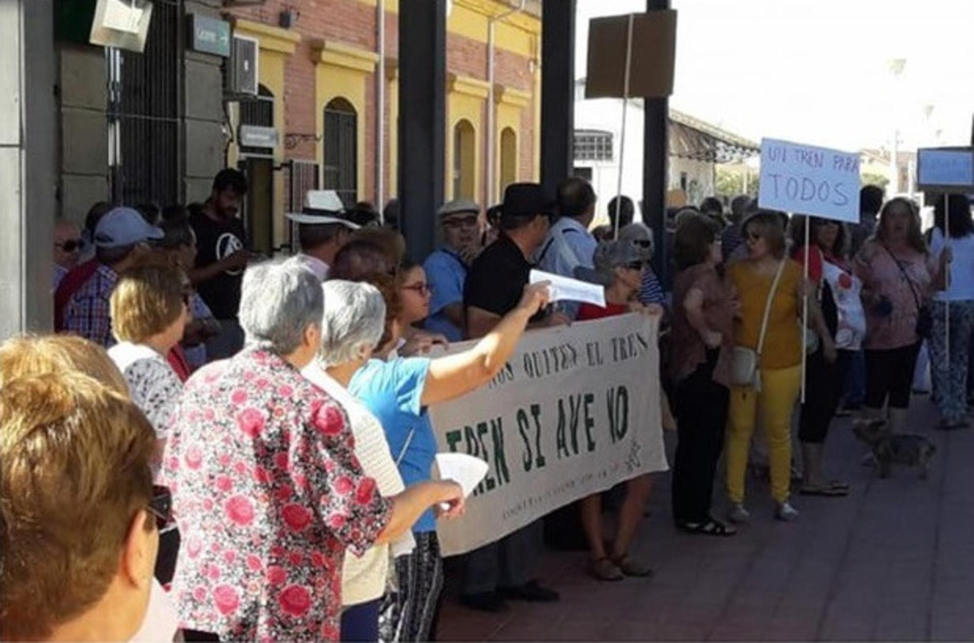 Concentración contra el AVE en Extremadura. Movimiento tren ruta de la plata